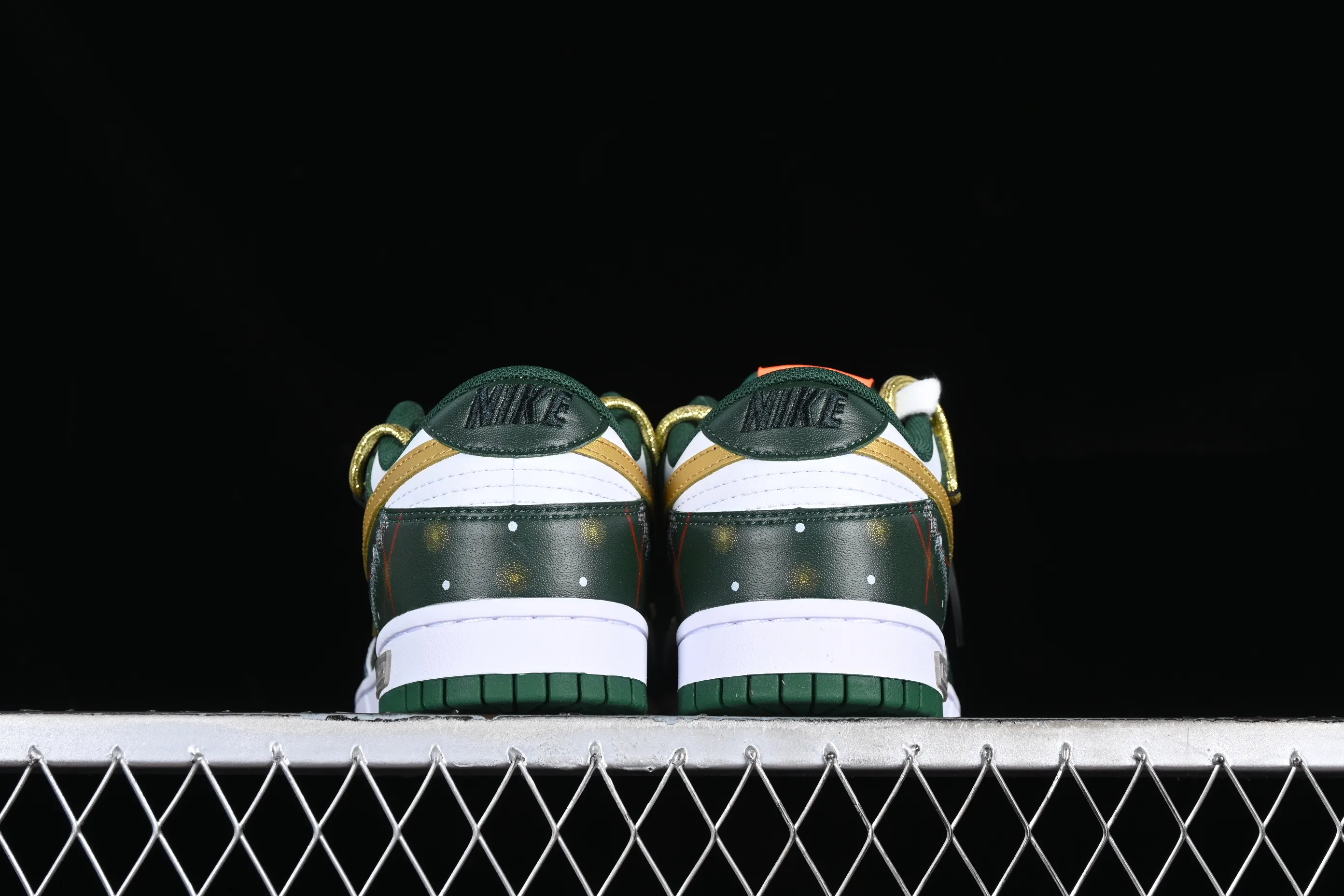 All Categories Nk SB Dunk Series Nk SB Dunk Low Low-top Sneakers Nk Dunk Low Panda Prank-Christmas Tree Green and Yellow SB Strappy Low-top Casual Sneakers DD1391-300
